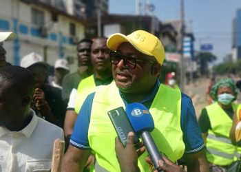 Dr David Makongo lance le recrutement de 50 femmes pour l’assainissement de Kaloum : Le Président veut voir nos mamans sourire