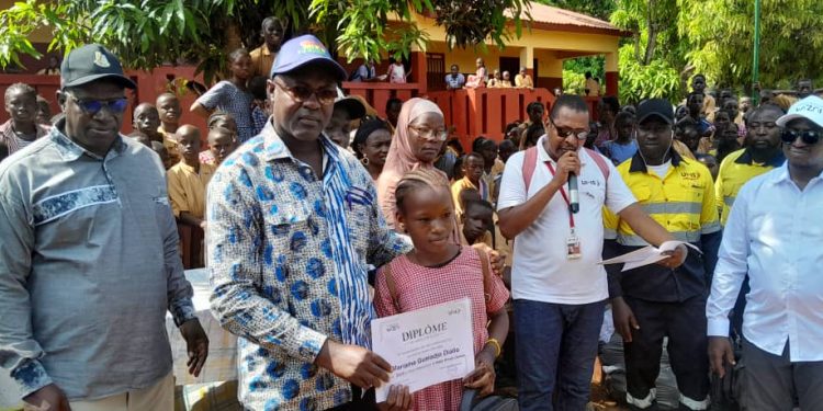 Boké-Education: La Fondation Wazni et le Groupe UMS offrent des kits scolaires aux élèves des 12 écoles rénovées