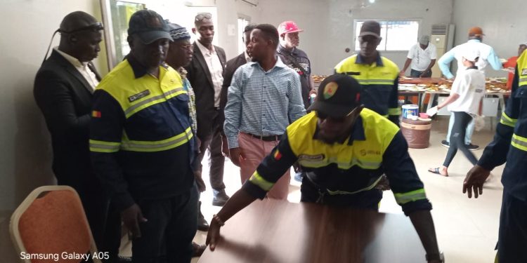 Boffa : La délégation syndicale de AGB2A-GIC honore l’Administrateur général Ahmed Kanté pour son engagement envers les travailleurs