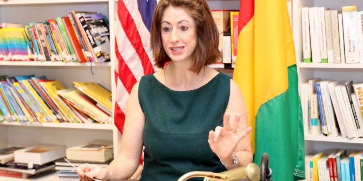 Apprendre l’anglais, où que vous soyez : l’ambassade des États-Unis lance l’école Duolingo en Guinée