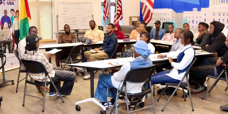 Le Centre américain de Conakry a accueilli une session d’information animée par EducationUSA Guinée, dédiée à la préparation et aux modalités d’inscription dans les universités américaines.
