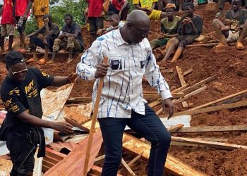 Manéah : Un éboulement nocturne fait des victimes, le Ministre des Infrastructures sur les lieux