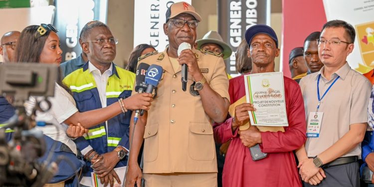 Kindia : le Gouverneur Aboubacar Sidiki Diakité et Ahmed Kanté saluent l’engagement des jeunes pour la vulgarisation de la nouvelle Constitution