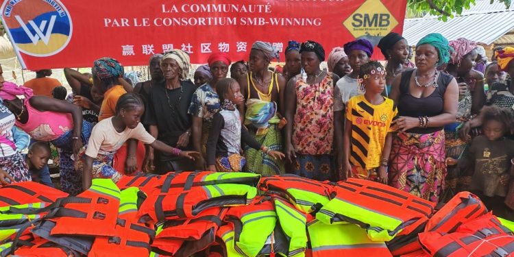 Boké- pêche : Des gilets de sauvetage pour la communauté des pêcheurs de Katounou et Kanfarandé , un geste du Consortium SMB-Winning. 
