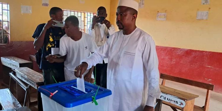 Boké-Référendum du 21 Septembre: Le Ministre Mohamed Lamine Sy Savané accompli son devoir civique, à Correrah, sa ville natale 