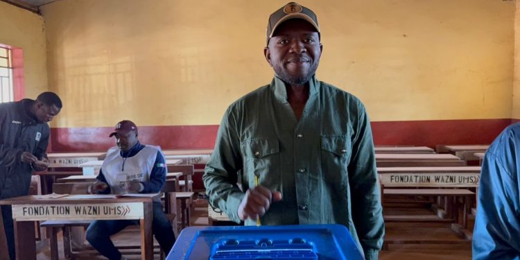 Élection présidentielle 2025 : Mohamed Lamine Sy Savané accomplit son devoir citoyen à Boké