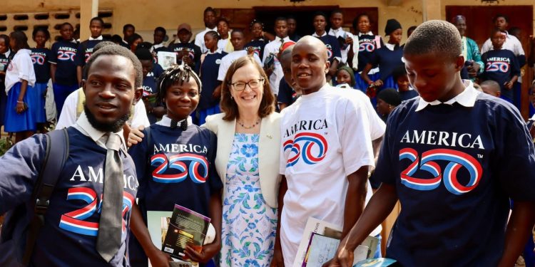 L’Ambassade des États-Unis offre 250 livres aux écoles guinéennes à l’occasion du 250e anniversaire de l’indépendance américaine