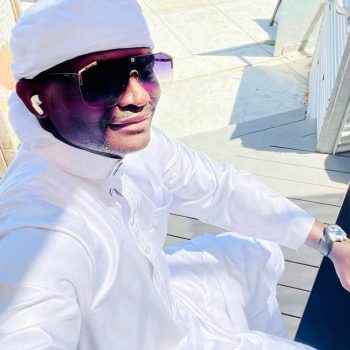 Solidarité et engagement humanitaire : Mohamed Globisine Fofana aux côtés de deux figures de la musique guinéenne