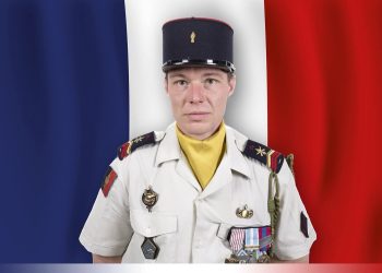 Emmanuel Macron rend hommage à un soldat français mort après une attaque au Liban