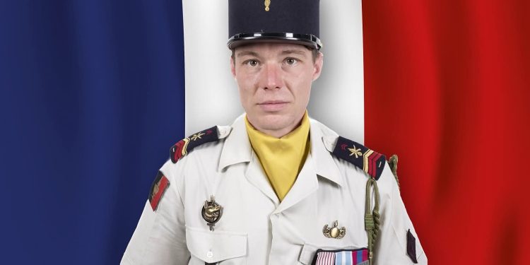 Emmanuel Macron rend hommage à un soldat français mort après une attaque au Liban