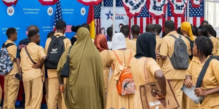 L’AMBASSADE DES ÉTATS-UNIS EN GUINÉE AU CŒUR DE LA PROMOTION DE LA LECTURE DES JEUNES AU SALEC 2026