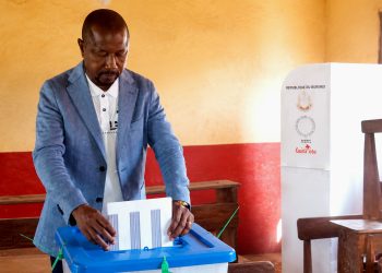 Boké : le ministre Mohamed Lamine Sy Savané accomplit son devoir civique à Corérah