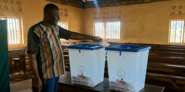 Double scrutin 2026 : le candidat Bassekou Amirou Dramé accomplit son devoir civique à Boké