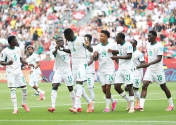 Football : Diomaye Faye salue la réaction des Lions après une victoire convaincante    Conakry – Le président de la République du Sénégal, Bassirou Diomaye Faye, a salué la belle prestation des Lions de la Teranga à l&rsquo;issue de leur victoire, soulignant la force de caractère et la capacité de résilience dont a fait preuve l&rsquo;équipe nationale.  À travers une publication sur ses réseaux sociaux, le Chef de l&rsquo;État a exprimé sa satisfaction en ces termes : « Beau succès de nos Lions ce soir ! Cette victoire dit beaucoup de la valeur de ce groupe et de sa capacité à se relever. Allez les Lions ! »  Ce message traduit le soutien constant du Président de la République envers la sélection nationale, tout en mettant en lumière l&rsquo;état d&rsquo;esprit d&rsquo;un groupe qui a su répondre présent dans un moment important. Pour Bassirou Diomaye Faye, cette victoire dépasse le simple résultat sportif et témoigne de la détermination des joueurs à surmonter les difficultés.  Au-delà du terrain, cette réaction présidentielle reflète l&rsquo;engouement que suscitent les Lions auprès du peuple sénégalais. Chaque succès de la sélection renforce le sentiment d&rsquo;unité nationale et nourrit les espoirs des supporters à l&rsquo;approche des prochaines échéances.  Les encouragements du Chef de l&rsquo;État viennent ainsi conforter les Lions dans leur quête de nouvelles performances, alors que le Sénégal continue d&rsquo;afficher de grandes ambitions sur la scène continentale et internationale.  #Sénégal #BassirouDiomayeFaye #LionsDeLaTeranga #Football #Victoire #ÉquipeNationale #Sport #FiertéNationale #Afrique #Supporters