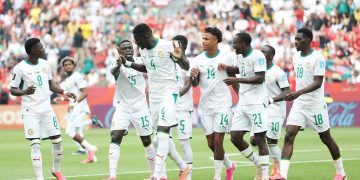 Football : Diomaye Faye salue la réaction des Lions après une victoire convaincante    Conakry – Le président de la République du Sénégal, Bassirou Diomaye Faye, a salué la belle prestation des Lions de la Teranga à l&rsquo;issue de leur victoire, soulignant la force de caractère et la capacité de résilience dont a fait preuve l&rsquo;équipe nationale.  À travers une publication sur ses réseaux sociaux, le Chef de l&rsquo;État a exprimé sa satisfaction en ces termes : « Beau succès de nos Lions ce soir ! Cette victoire dit beaucoup de la valeur de ce groupe et de sa capacité à se relever. Allez les Lions ! »  Ce message traduit le soutien constant du Président de la République envers la sélection nationale, tout en mettant en lumière l&rsquo;état d&rsquo;esprit d&rsquo;un groupe qui a su répondre présent dans un moment important. Pour Bassirou Diomaye Faye, cette victoire dépasse le simple résultat sportif et témoigne de la détermination des joueurs à surmonter les difficultés.  Au-delà du terrain, cette réaction présidentielle reflète l&rsquo;engouement que suscitent les Lions auprès du peuple sénégalais. Chaque succès de la sélection renforce le sentiment d&rsquo;unité nationale et nourrit les espoirs des supporters à l&rsquo;approche des prochaines échéances.  Les encouragements du Chef de l&rsquo;État viennent ainsi conforter les Lions dans leur quête de nouvelles performances, alors que le Sénégal continue d&rsquo;afficher de grandes ambitions sur la scène continentale et internationale.  #Sénégal #BassirouDiomayeFaye #LionsDeLaTeranga #Football #Victoire #ÉquipeNationale #Sport #FiertéNationale #Afrique #Supporters