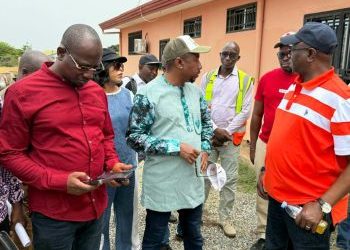 MAISONS FISSURÉES ET DÉGRADATION DU GOUDRON À NONGO : MOHAMED LAMINE SY SAVANÉ ET BOUNA SYLLA SUR LE TERRAIN