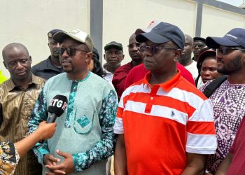 MAISONS FISSURÉES ET DÉGRADATION DU GOUDRON À NONGO : MOHAMED LAMINE SY SAVANÉ ET BOUNA SYLLA SUR LE TERRAIN