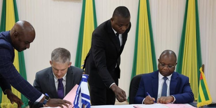 Israël et le Togo renforcent leur coopération par la signature d’un protocole d’accord diplomatique