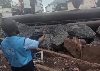 Face aux intempéries, la SEG démontre sa réactivité : l’équipe dirigée par Algassimou Dioubaté rétablit rapidement la conduite d’eau de Matoto