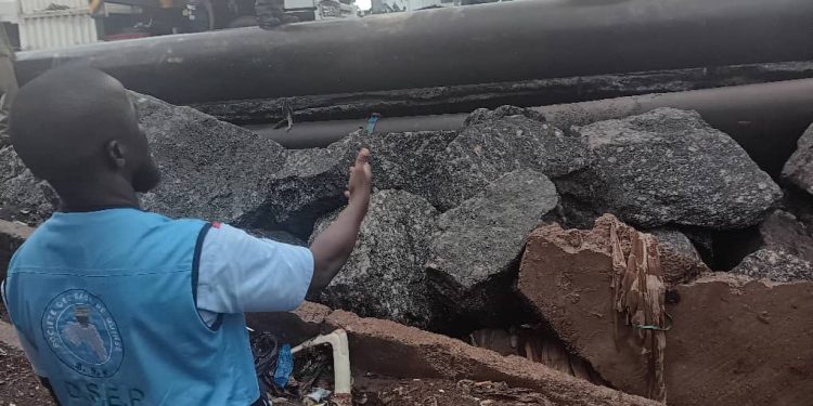 Face aux intempéries, la SEG démontre sa réactivité : l’équipe dirigée par Algassimou Dioubaté rétablit rapidement la conduite d’eau de Matoto
